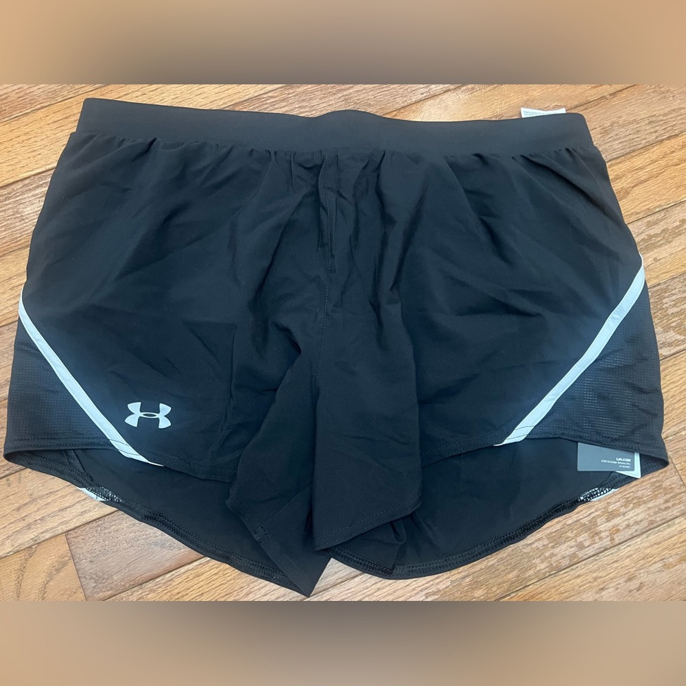 Under Armour Women’s Black HeatGear Shorts L Large NWT